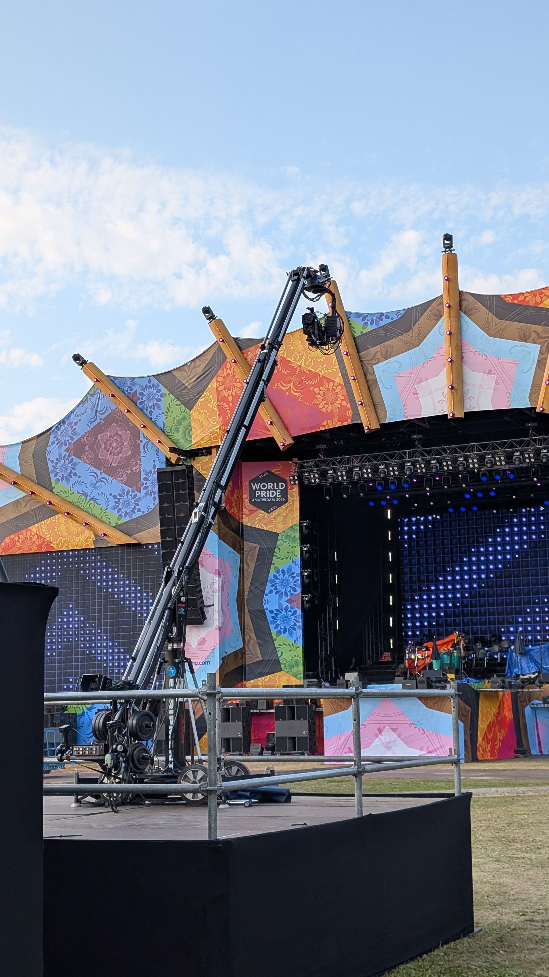 Crane voor het hoofdpodium van WorldPride 2026 in Amsterdam